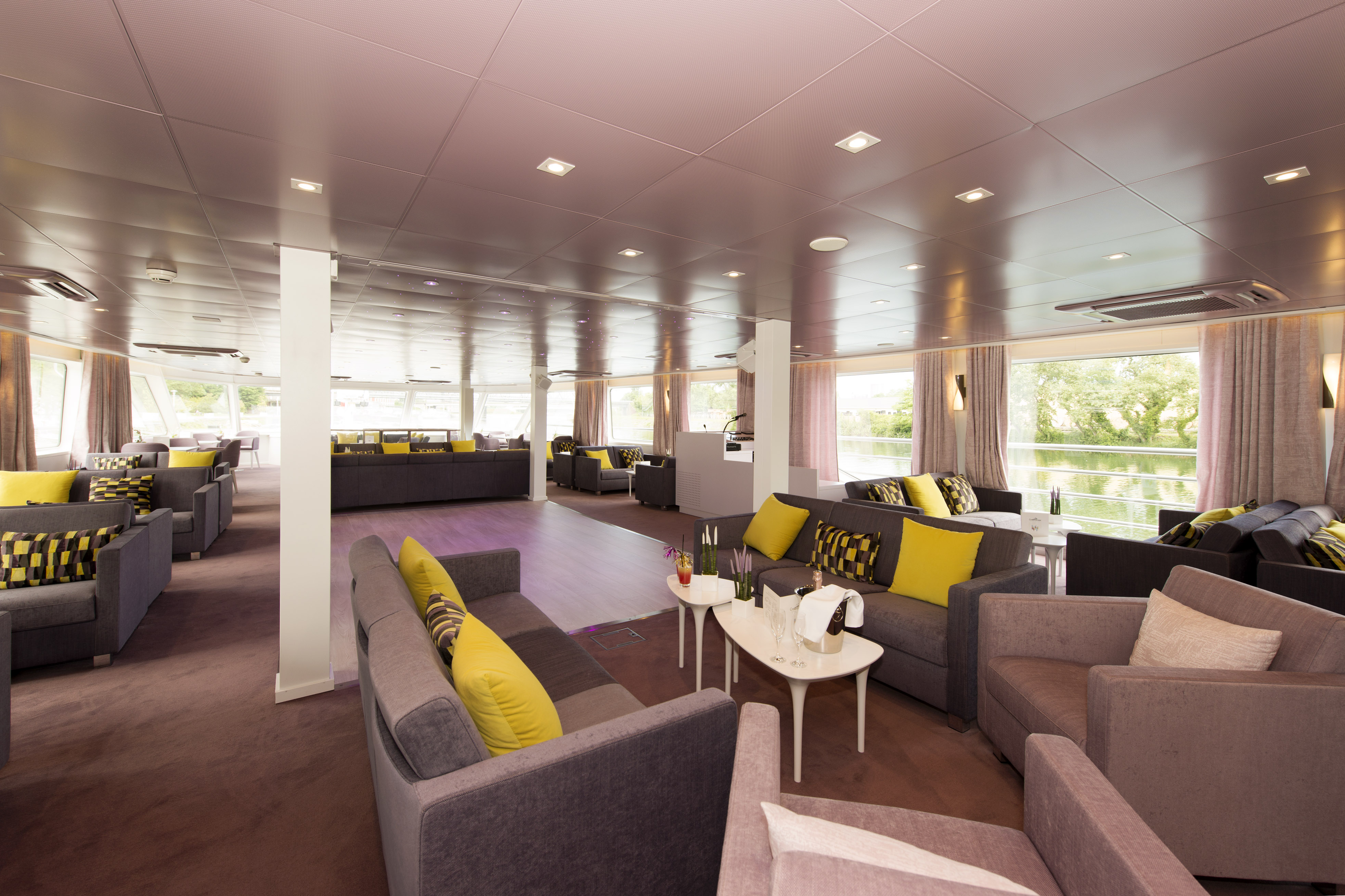 CroisiEurope MS Douce France Lounge Bar 4.jpg